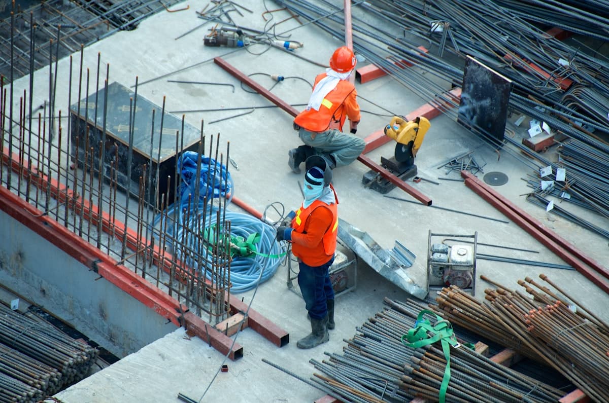Sitio de construcción con equipos de seguridad